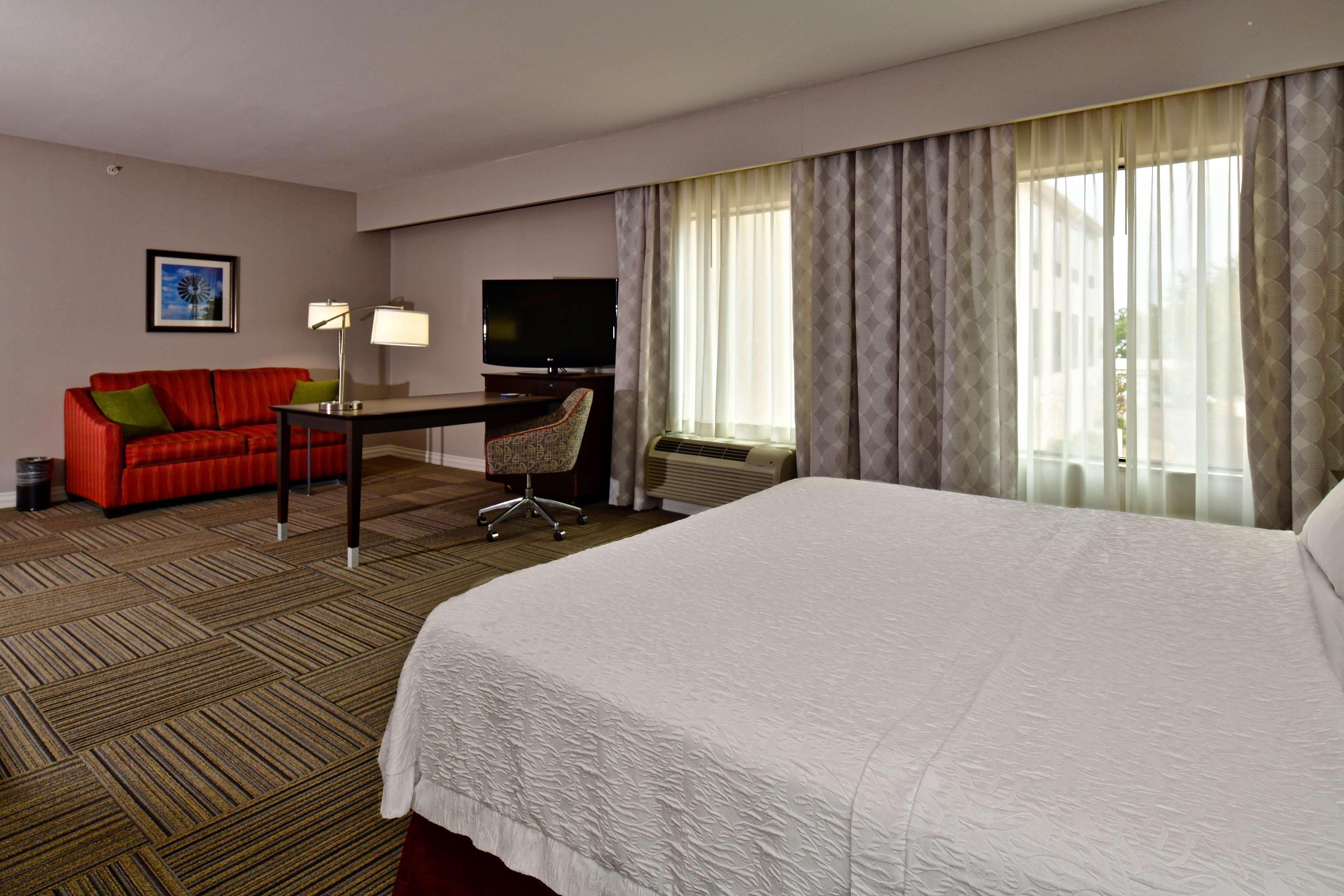Hampton Inn & Suites Fredericksburg Exterior photo