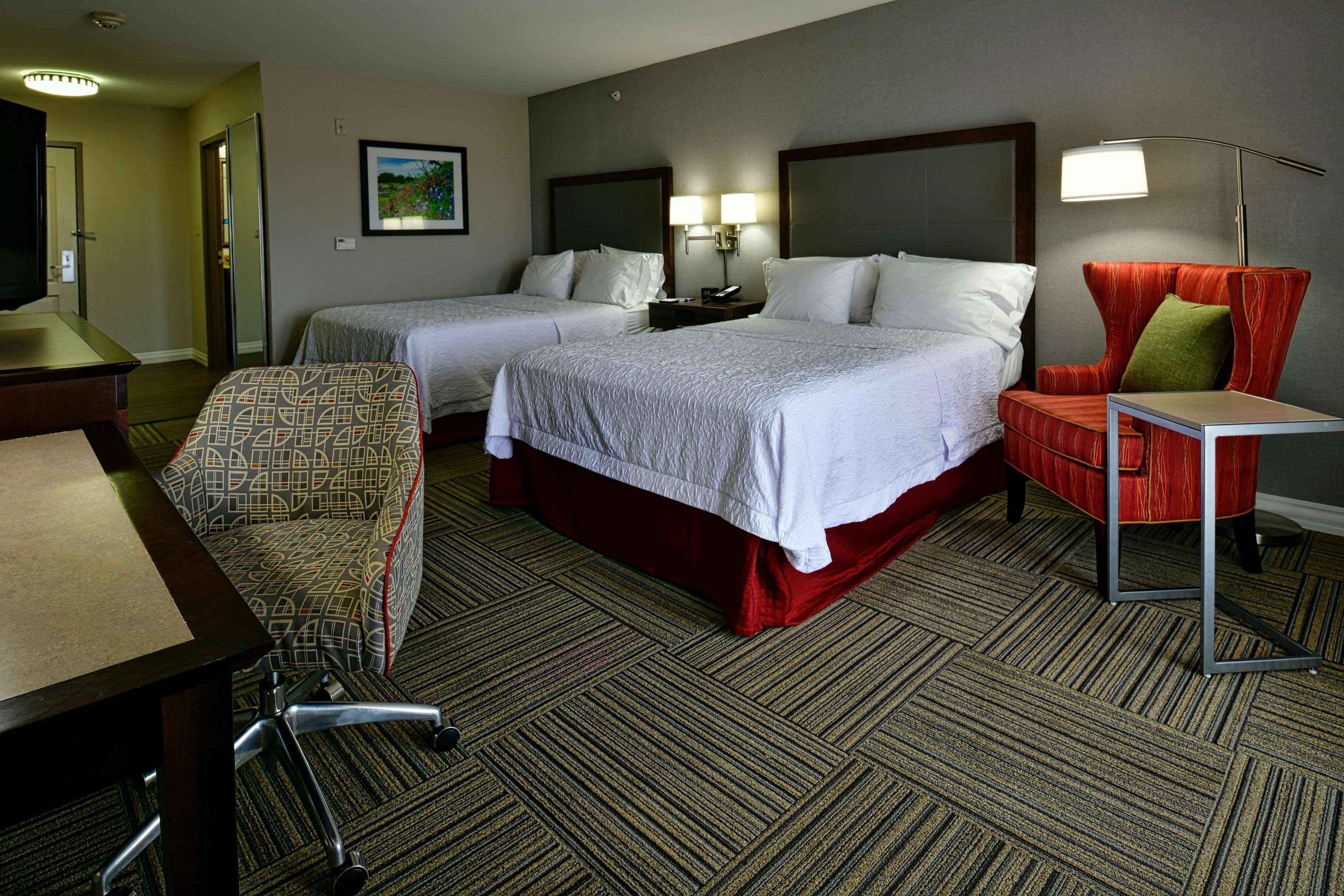 Hampton Inn & Suites Fredericksburg Exterior photo